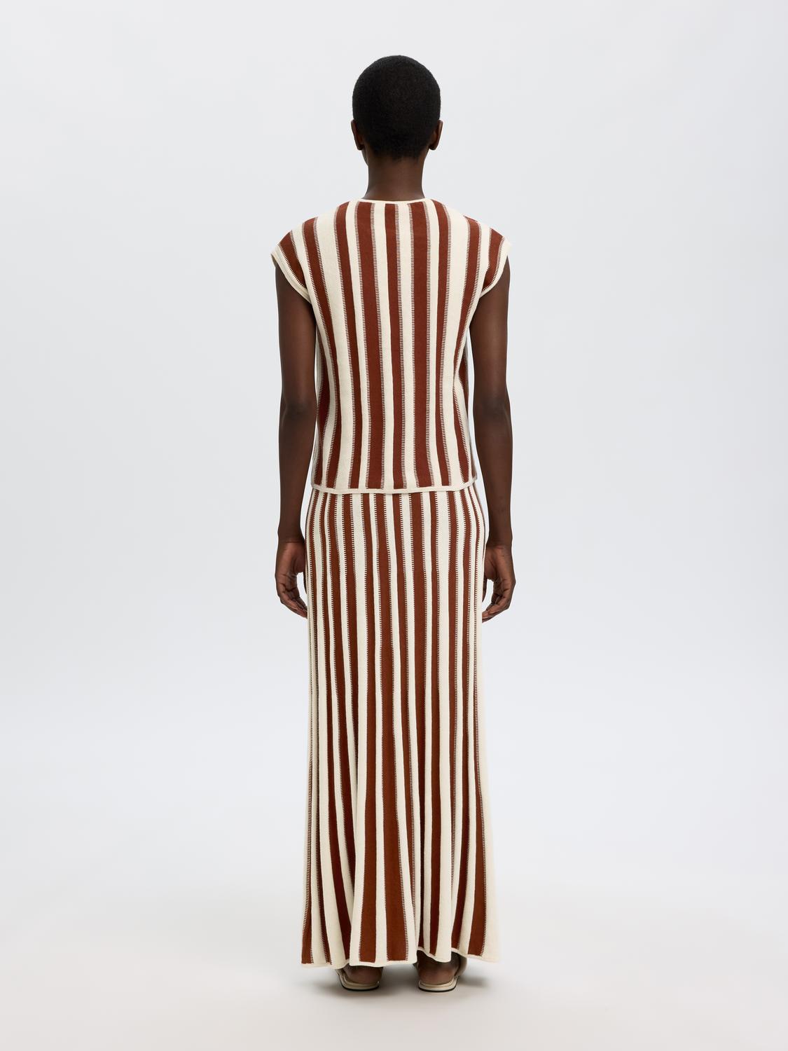 model_shot-back